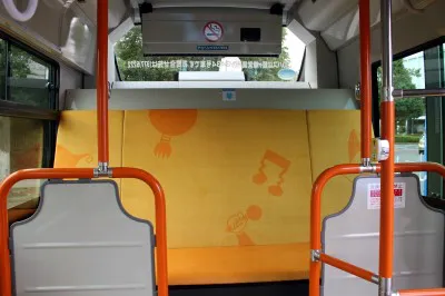 小型シャトルバスの内装を公開