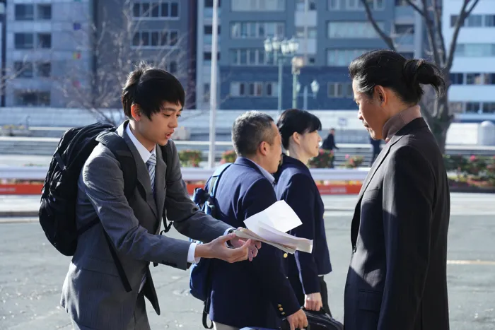 水沢林太郎が演じるのはミスが多く、上司の土屋(鈴木一平)から叱られてばかりいるマネージャー助手役