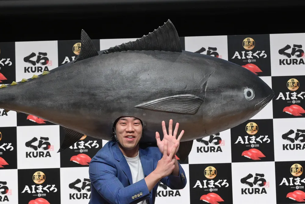 「ジェスチャー食レポ」では、マグロを指で“2・7”(ツナ)と表現した駒場孝