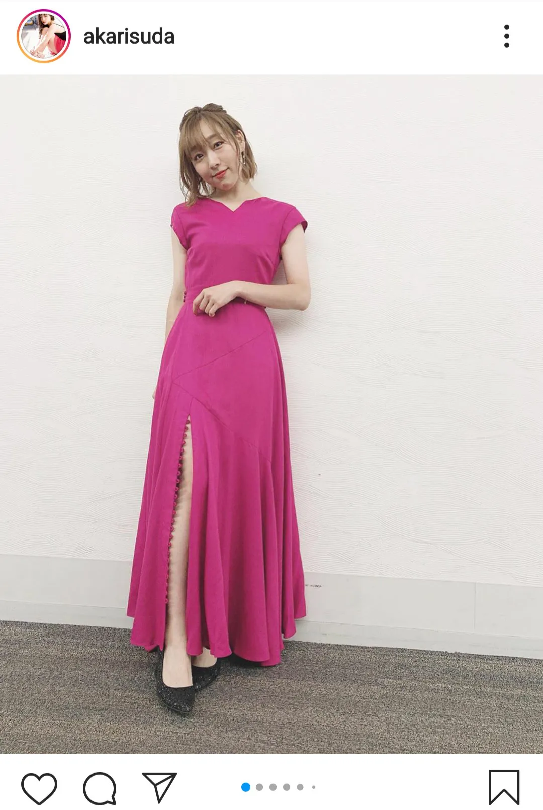 【写真を見る】須田亜香里、太ももまで大きくスリットが…！ビビットピンクのワンピースを着たSHOT