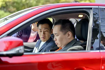 ミルクボーイ、“結成の日”にゴールデン番組スタート!世界初の自動運転に「見て見て見て!」と興奮<これって私だけ?>