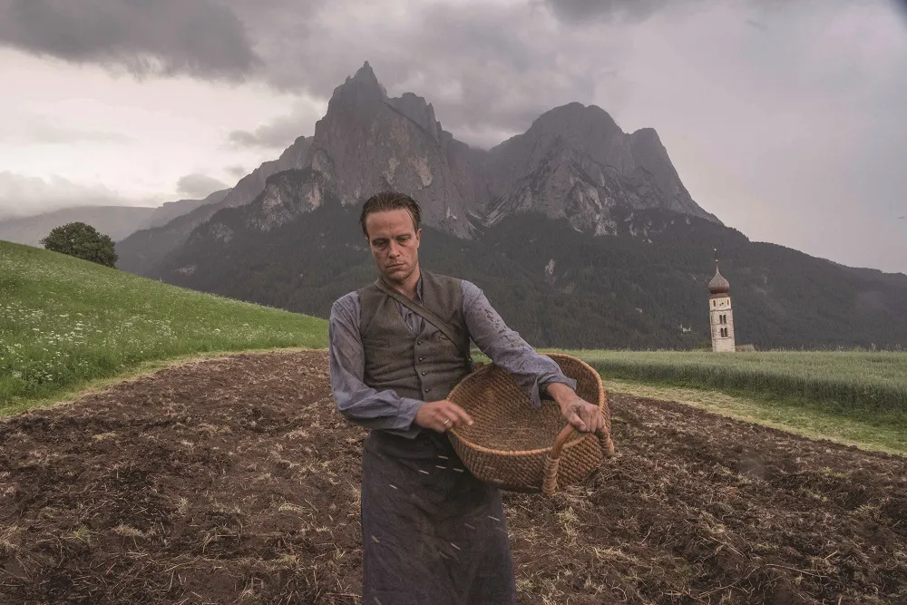【写真を見る】農夫のフランツ・イェーガーシュテッターの“知られざる生涯”を描いた実話を映画化した「名もなき生涯」の1シーン