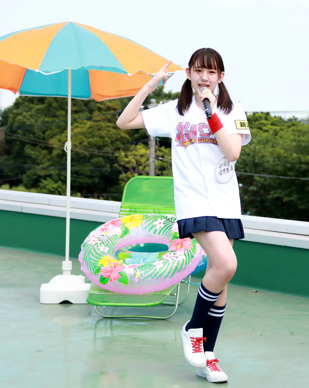 【写真を見る】トップバッターの塩原香凜がAKB48の夏曲をパフォーマンス