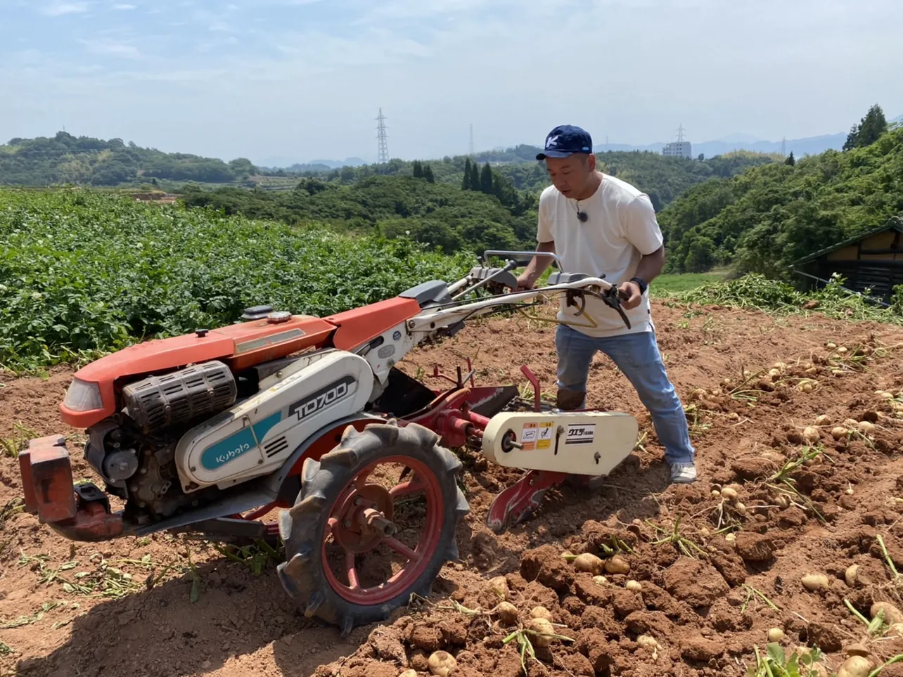 【写真を見る】西村、キャンプ飯食材調達のため汗を流す