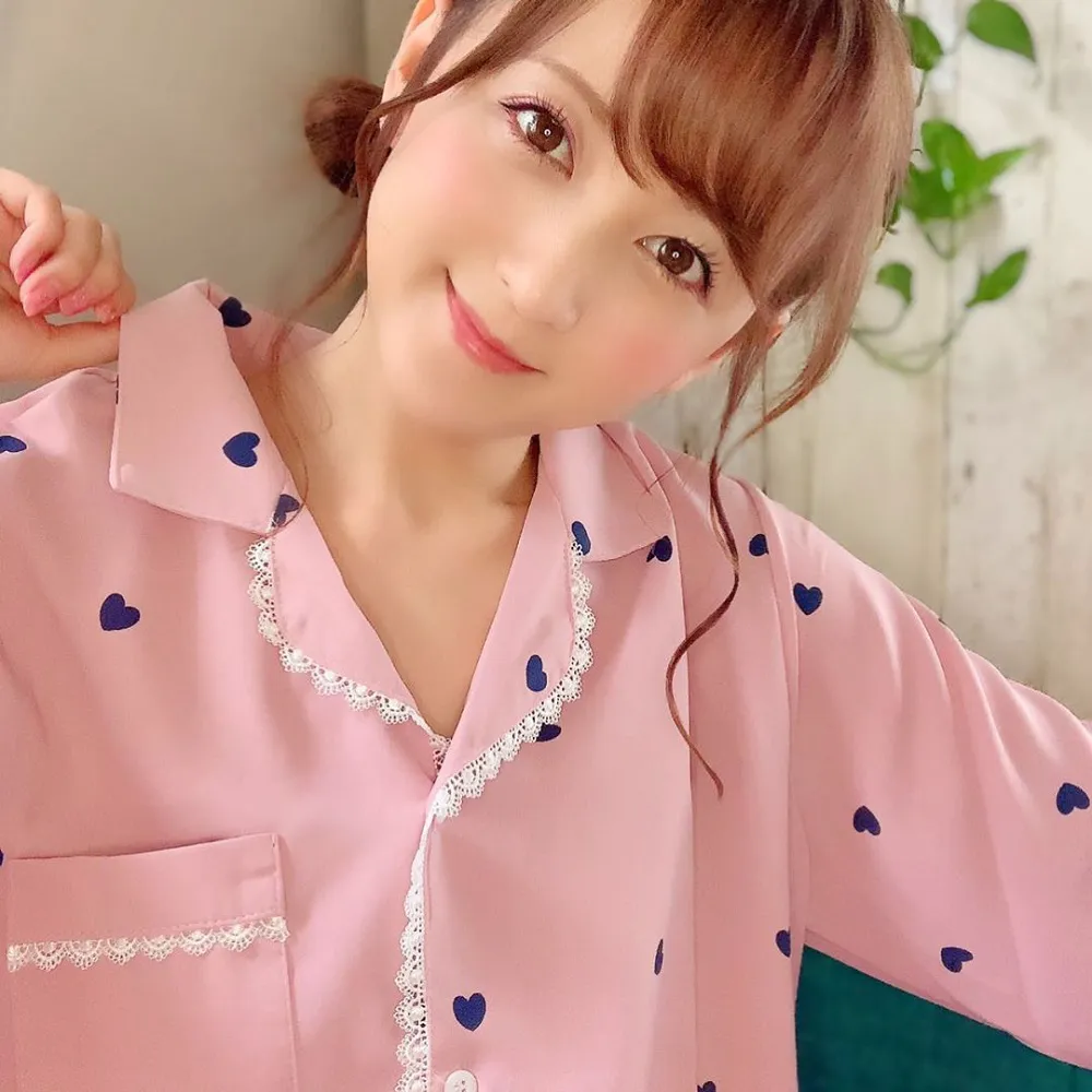【写真を見る】お気に入りのパジャマ姿を公開した小松彩夏