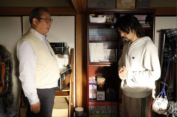 第4話に親子役でゲスト出演した岡田義徳(右)と平泉成(左)