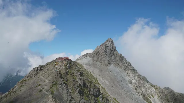 【写真を見る】「穂先」と呼ばれる山頂直下にある「槍ヶ岳山荘」は人気の山小屋