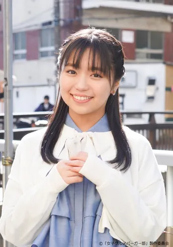 “飯テロ女優”大原優乃、グルメバーガーを頬張る姿に「最高最大の飯テロされた」と反響