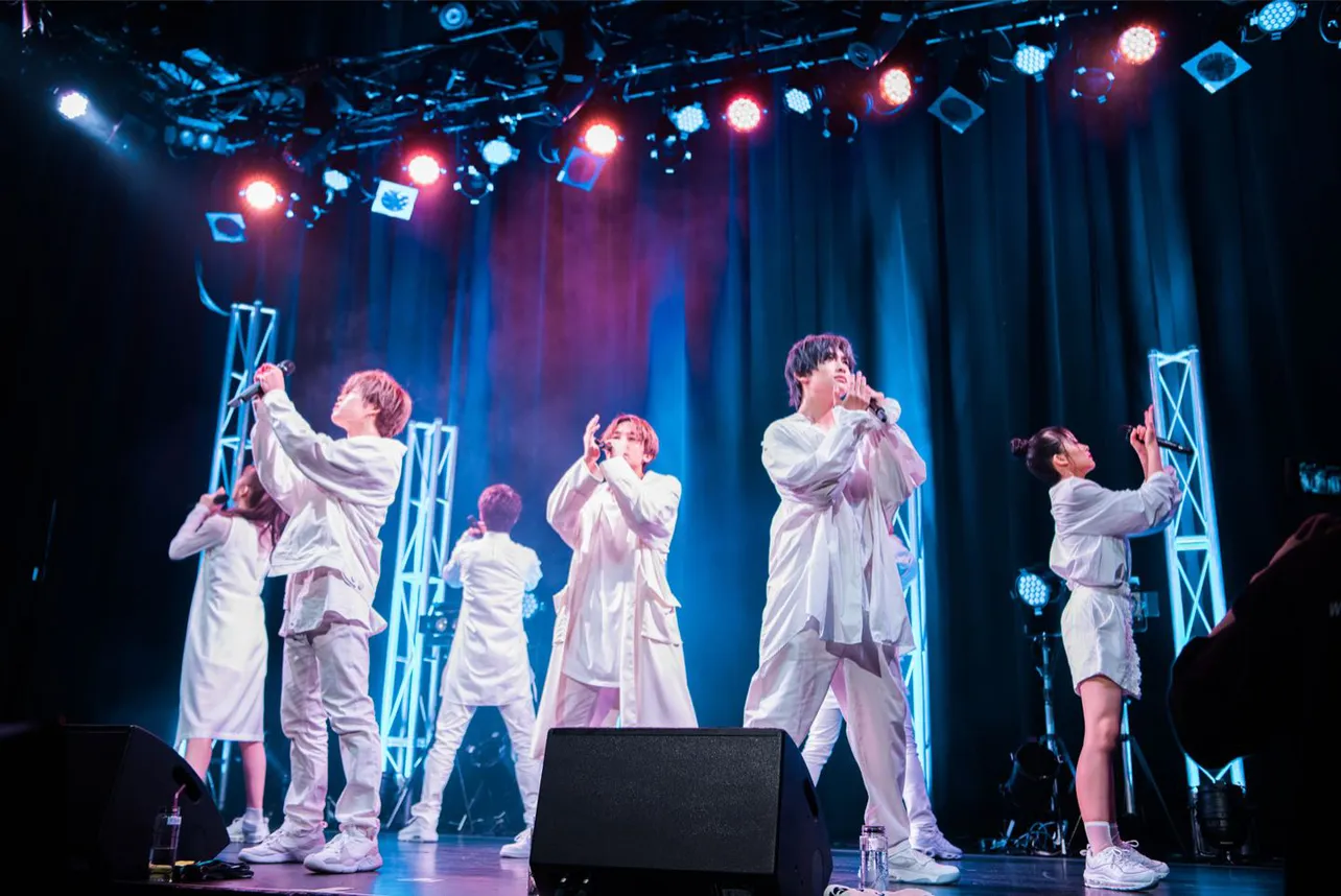 7月12日に配信ライブ「GENIC Debut Album『GENEX』リリース記念LIVE」を行なったGENIC