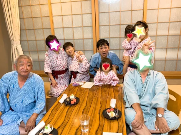 ノンスタ石田明の妻 バースデーフォト の家族写真を公開 双子ちゃんが3歳になったら まずは家族で集まりたい Webザテレビジョン