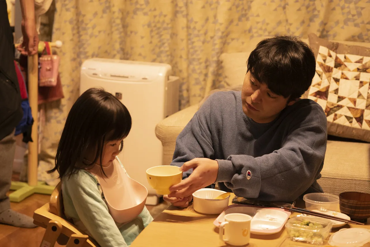 【写真を見る】山田孝之、“パパの顔”全開！育児に奮闘する切ないシーンが公開
