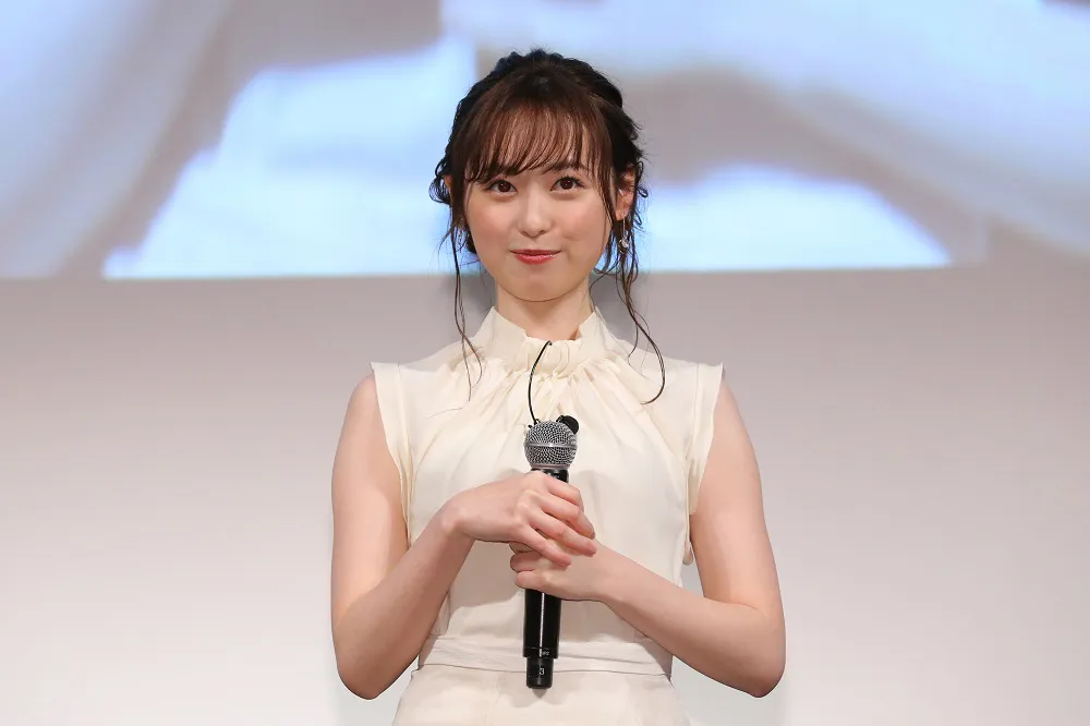 【写真を見る】福原遥、ウルウル目で“大好きな気持ち”をアピール「普段はしないです…。でも、好きな人にやったら、絶対ドキドキ」