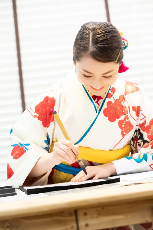 【写真を見る】感謝の気持ちを伝える文字を書く平祐奈