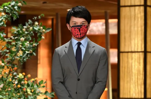 森川夕貴アナウンサーと色違いのマスクを着用する清水俊輔アナウンサー