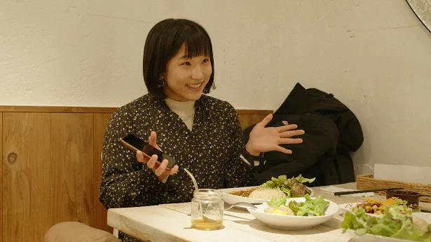 【写真を見る】レストランでの食事を楽しむ須崎優衣選手