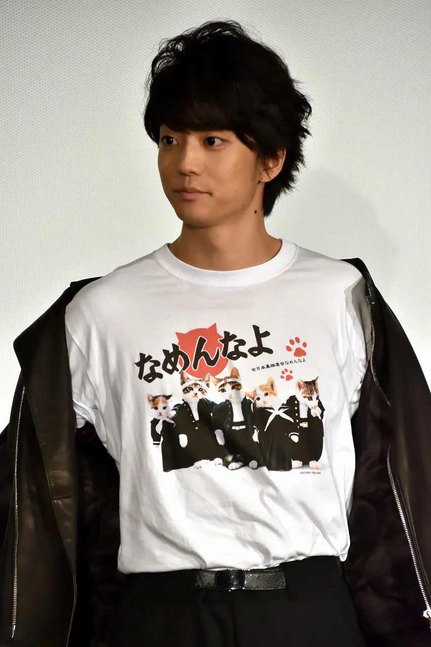 【写真を見る】伊藤健太郎はライダースの下に“なめ猫”(のTシャツ)を着用！
