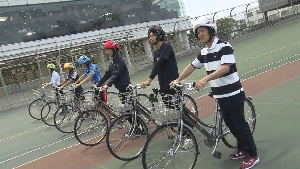 【写真を見る】スターさんと競輪選手らはガチンコの自転車レースで争う