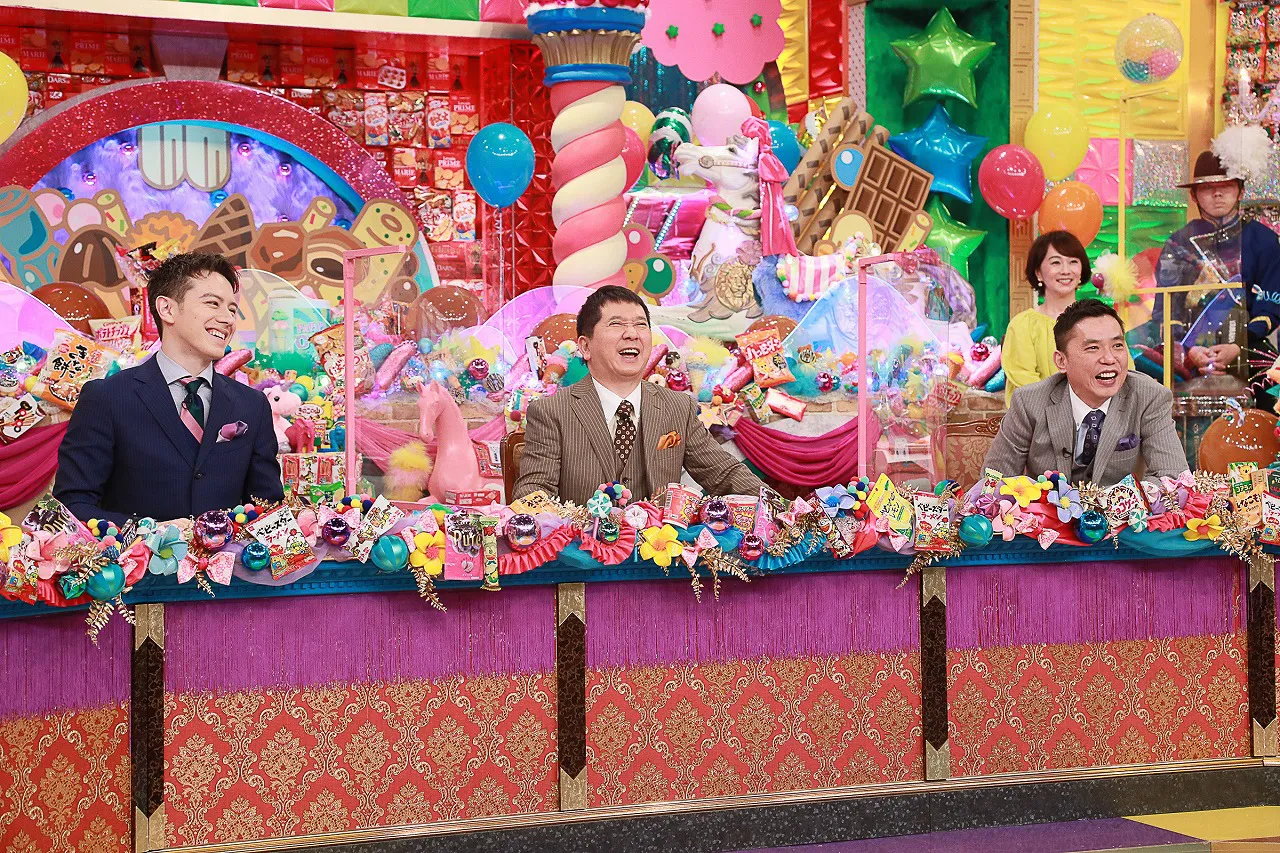 「お菓子総選挙」MCのウエンツ瑛士、爆笑問題・田中裕二、太田光(写真左から)