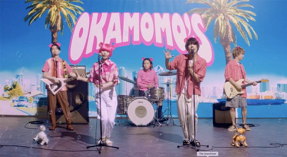 【写真を見る】OKAMOTO'S書き下ろしのオリジナル楽曲「アイアムモモ」を披露するOKAMOMO’Sの5人