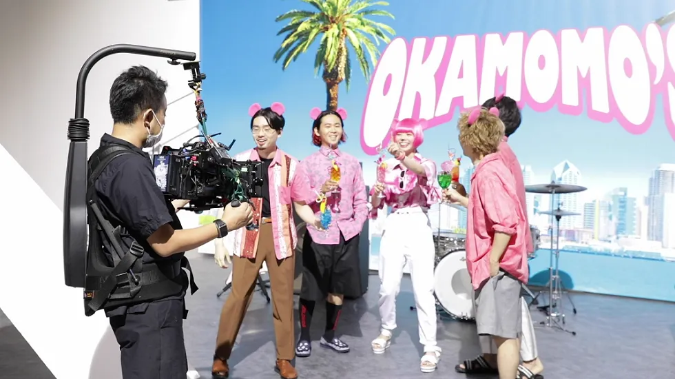 Web動画「OKAMOTO'S×リアルモモ『OKAMOMO'S登場！』メイキングムービー」より