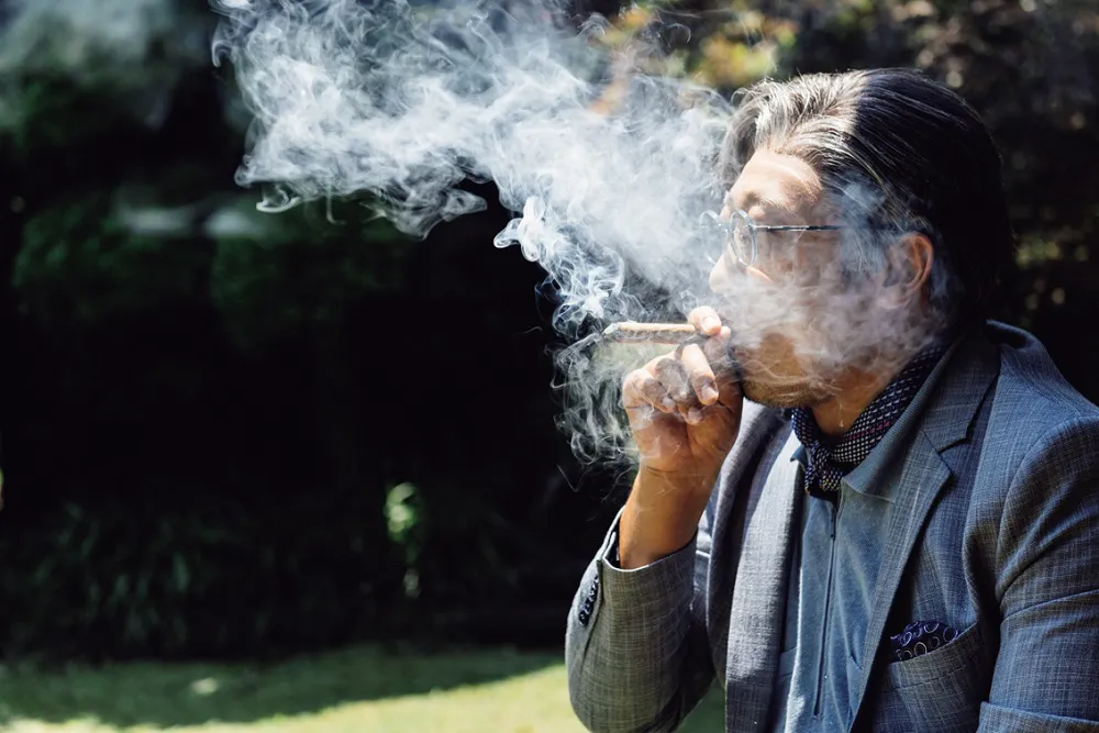 葉巻や煙草は一日の呼吸よりも多く吸う阿久津氏。基本的に自宅以外ではあまり吸わない。指定された狭い喫煙所ほど押し付けがましい場所はないという。自宅で気にせずがポリシーだ