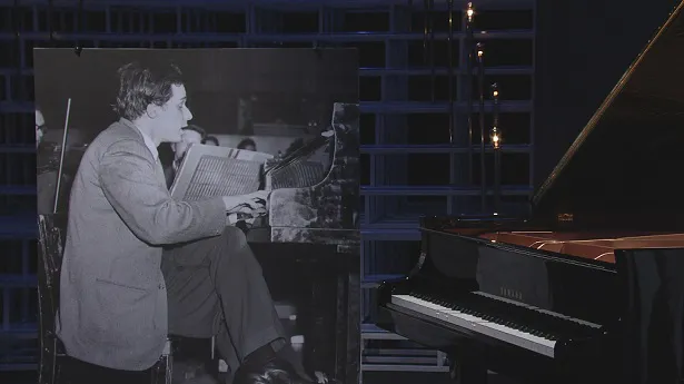 【写真を見る】最新テクノロジーにより、伝説のピアニストであるグレン・グールドが復活