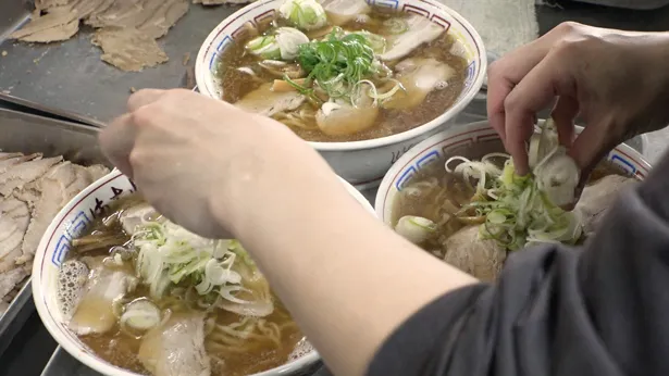 【写真を見る】屈指の人気を誇る「まこと食堂」のラーメン