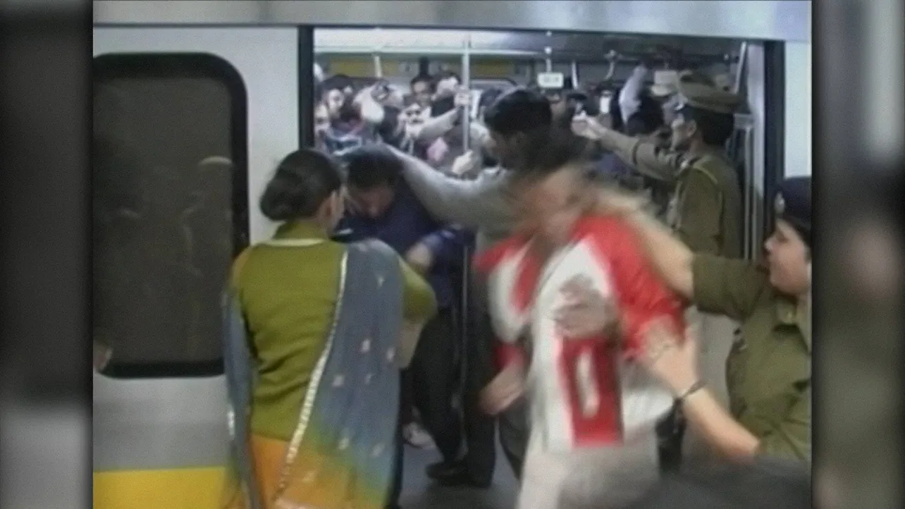 【写真を見る】地下鉄から降りてくる男性たちに、ビンタを連発する女性警察官