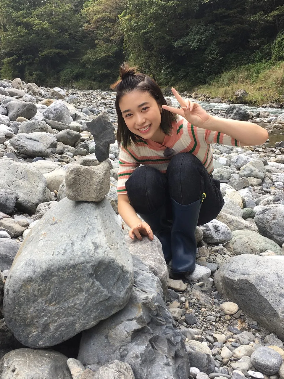 「ロックバランシング」にも挑戦！積み上げた石の横で笑顔の森川葵