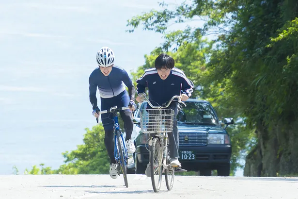 映画「弱虫ペダル」で、全ての始まりとなる坂道(永瀬廉)と今泉(伊藤健太郎)の自転車レース初対決の場面写真が解禁