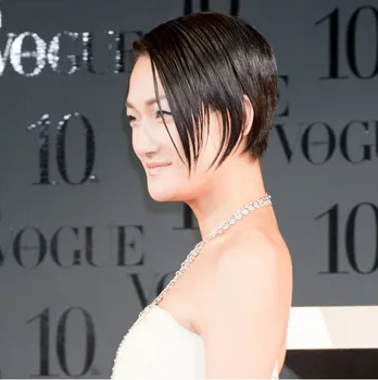 冨永愛、大胆Vネックに称賛の声「ゴージャス!」「セクシーで美しいです!」