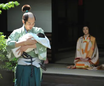 【写真】これまで関心のなかった自身の子をしきりにあやす秀忠（向井理）