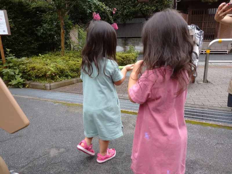 【写真を見る】“あの番組”に写真で登場した石田明の3歳になる双子の愛娘たち