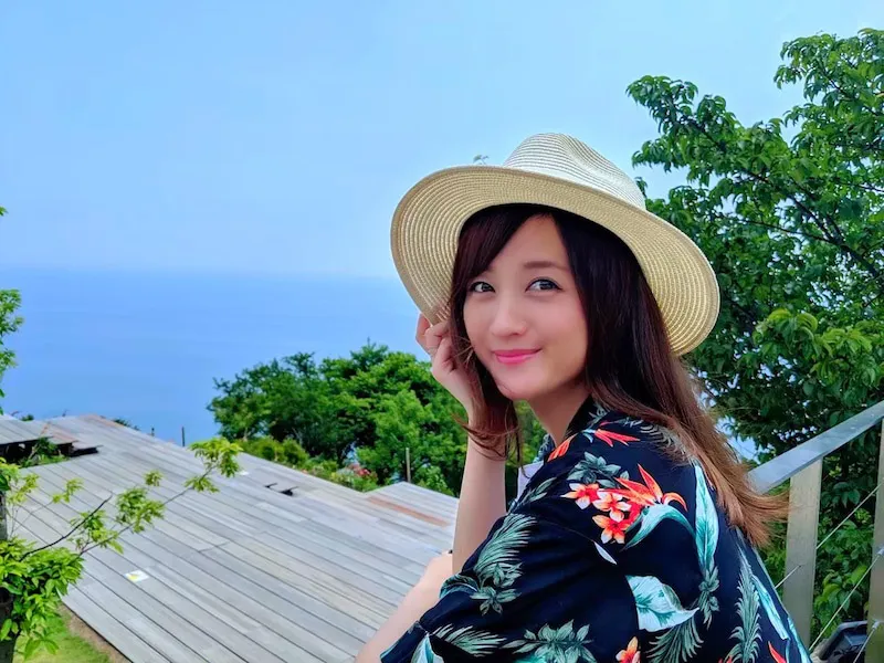 【写真を見る】海をバックにハットをかぶりアロハシャツを着た写真を公開した、34歳の誕生日を迎えた小松彩夏