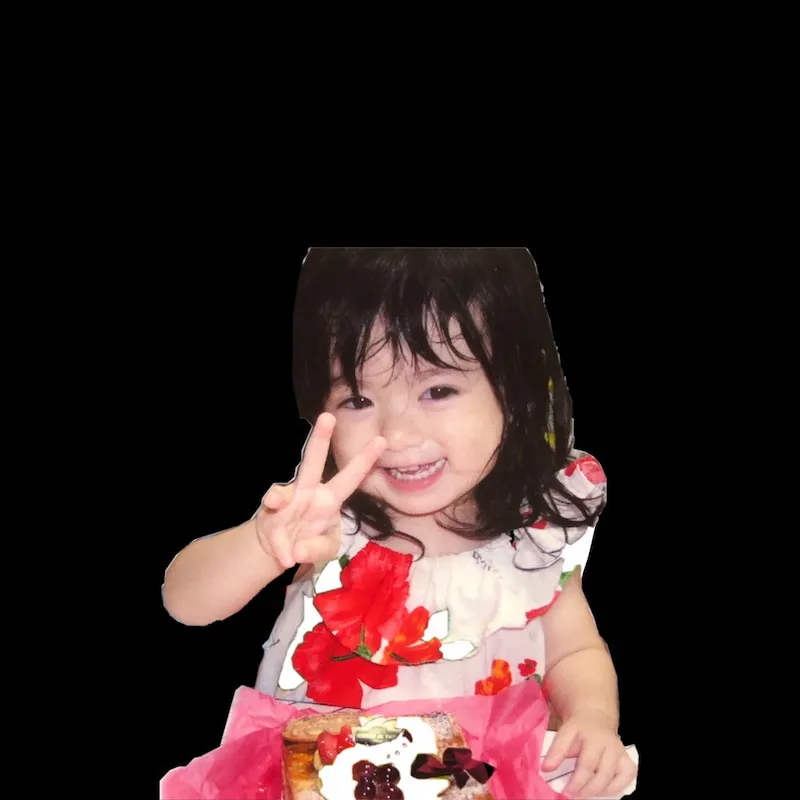 【写真を見る】「2歳の誕生日の時の私です」と花柄ワンピースに満面な笑みでピースをした写真を公開した池間夏海