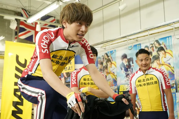 永瀬廉と坂東龍汰が、チーム総北の衣装でバーチャルサイクリングを体験
