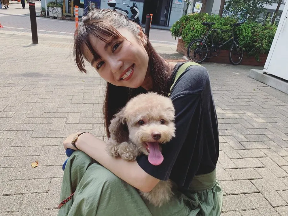 【写真を見る】愛犬のチェルシーとのラブラブショットを公開した石川恋