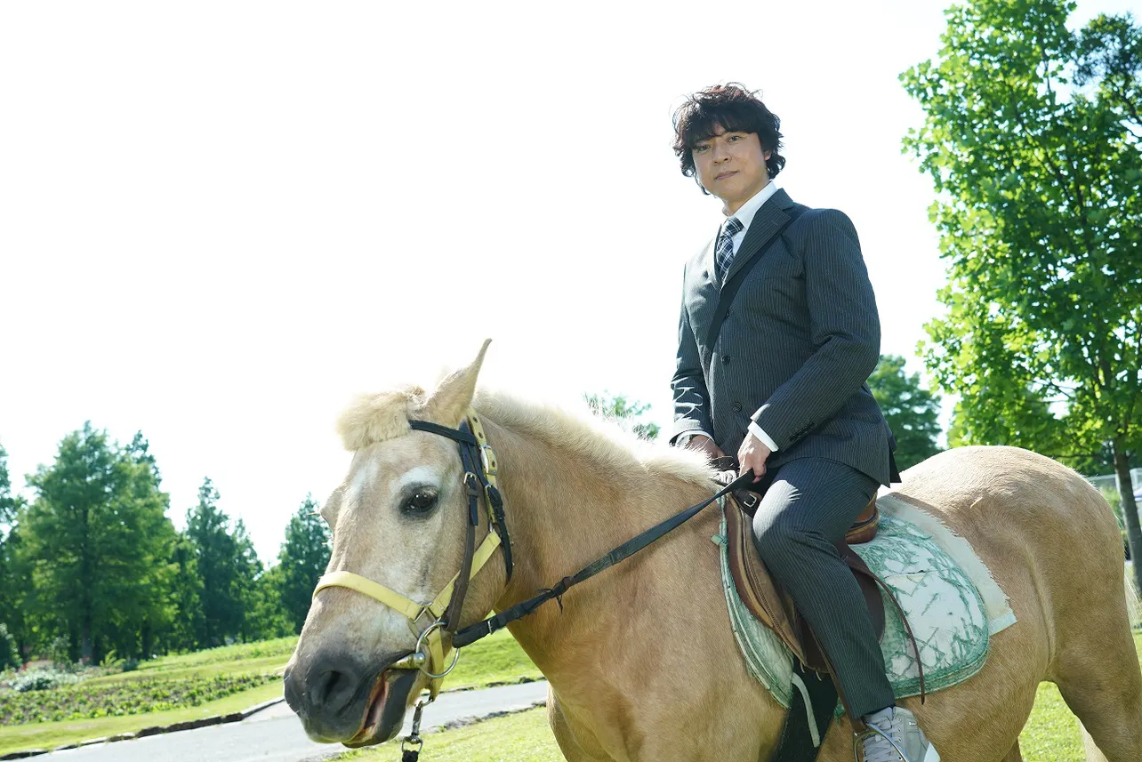 上川隆也、約10年ぶりの乗馬シーンでも“馬”と息ピッタリ「いくらでも乗っていたかった」