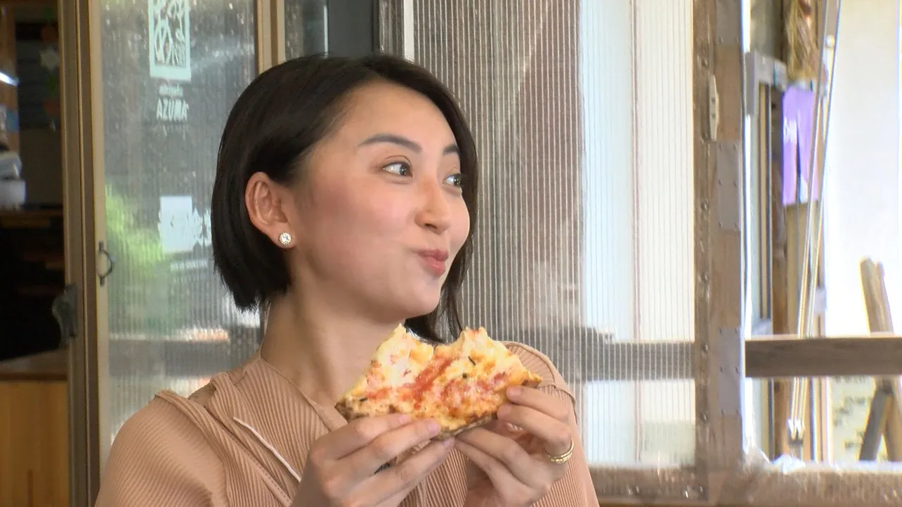 人気のピザを堪能する松島史奈