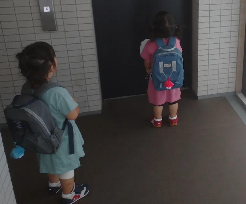 【写真を見る】石田明は、双子の長女と次女のうしろ姿とともに「この3日間の成長がすごい」とつづった