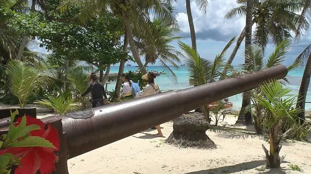 【写真を見る】ビーチに残る大砲。サイパンには多くの戦跡が存在する