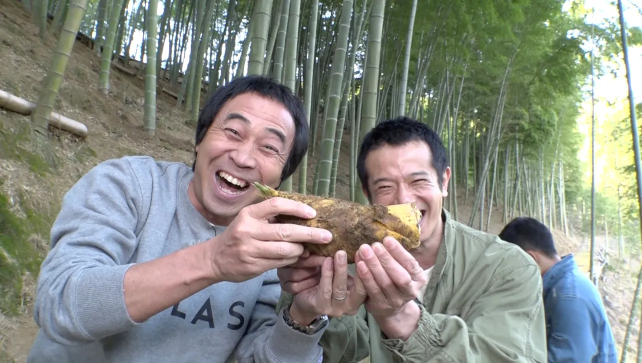 タケノコ狩りを楽しむワッキーと庄司智春