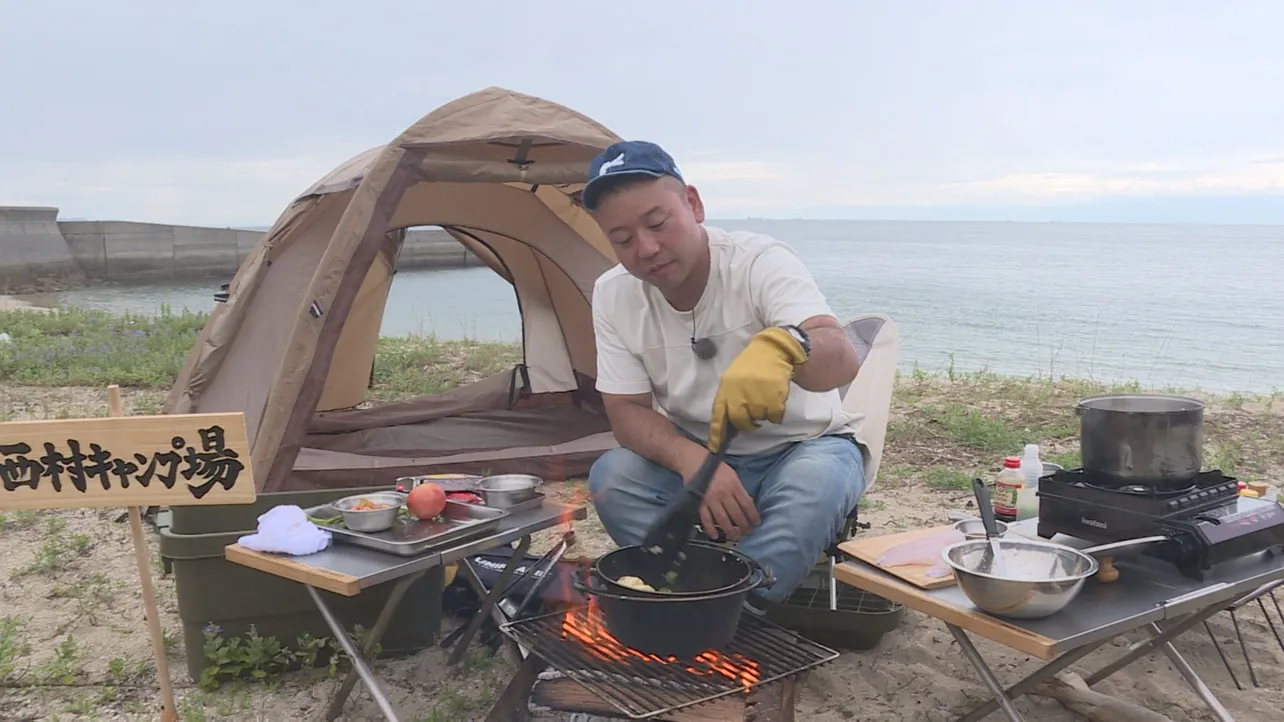 地元の漁師からもらった食材で無人島キャンプ飯に挑戦する