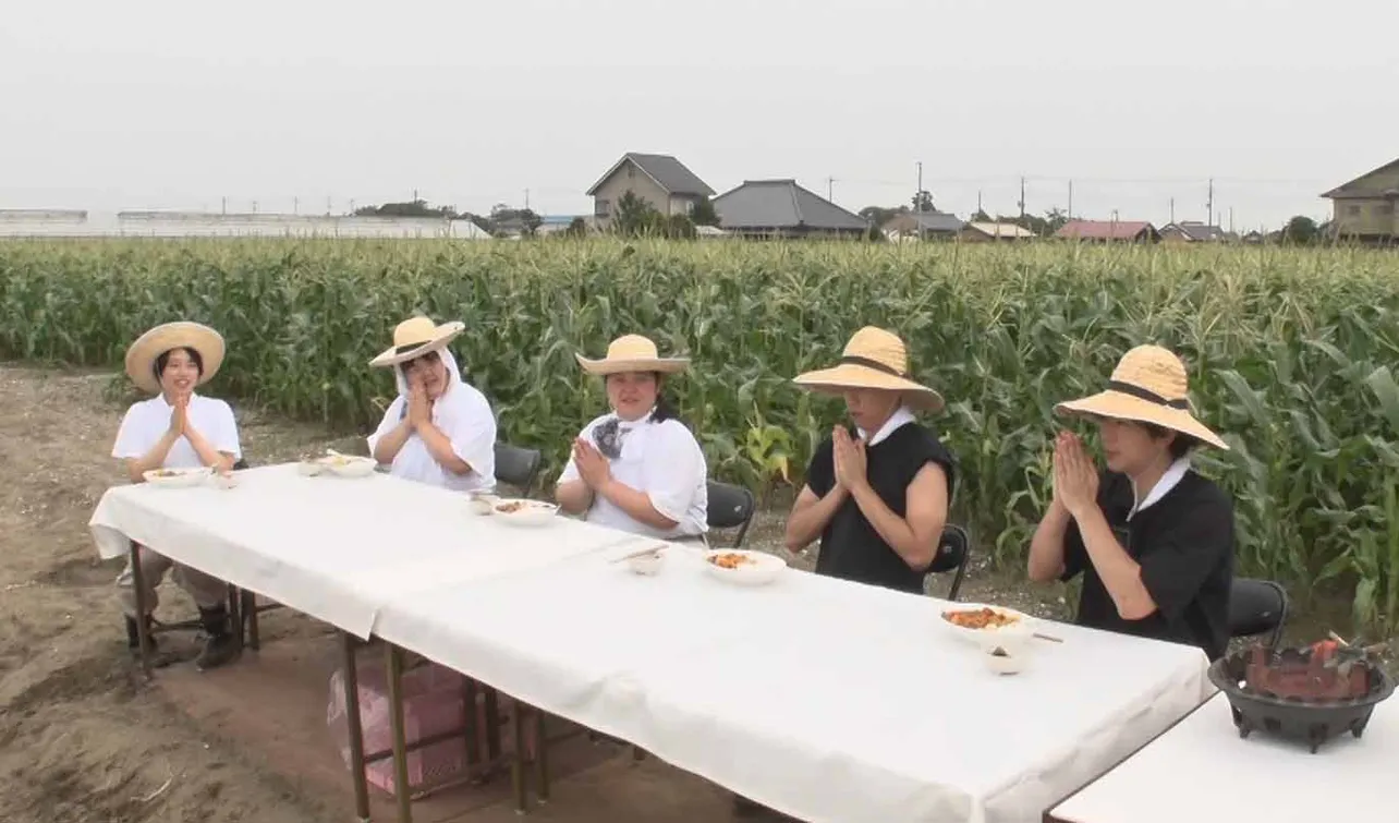 収穫した野菜を使ったカレーを食べるぼる塾・きりやはるか、あんり、田辺智加、NEWS・小山慶一郎、加藤シゲアキ(左から)