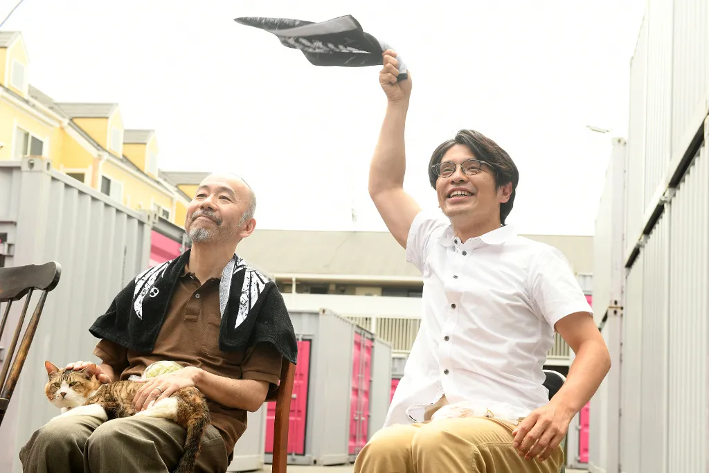 トランクルームに住んでいる男・倉田靖典を演じる塚本晋也(左)。瀧川英次(右)も出演！
