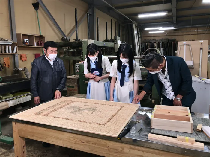 「自由研究編」では、岡山県が誇る木工の匠(たくみ)を直撃。石田が組子を使った作品づくりにチャレンジ