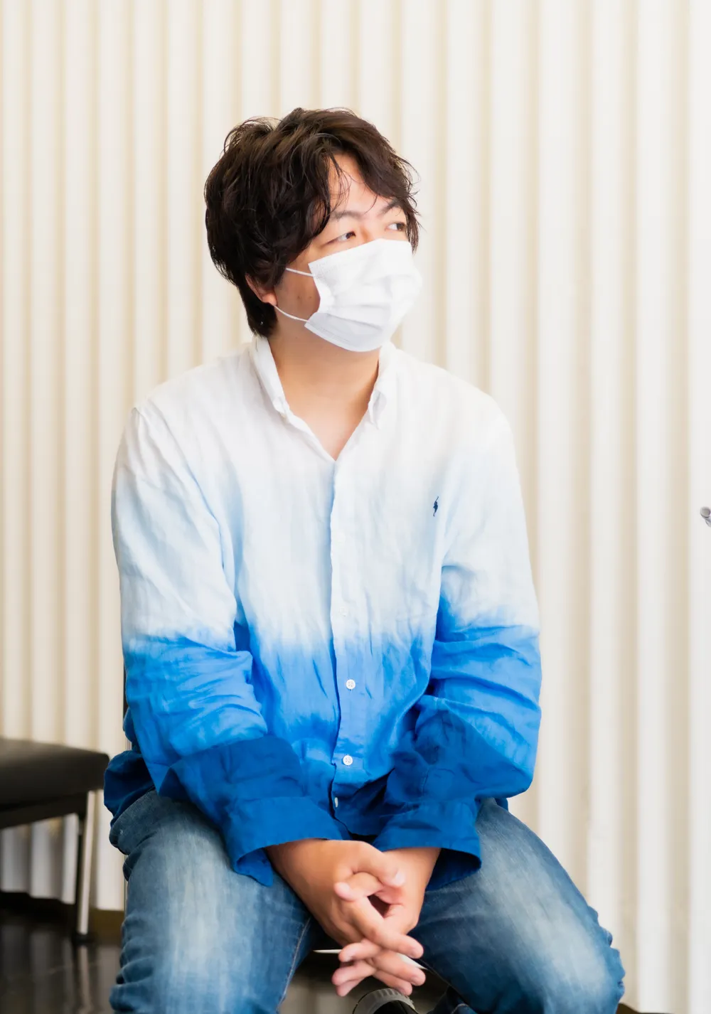 【写真を見る】竹中優介監督を直撃！「3年目のデビュー」、日向坂46への思いを熱く語ってくれた