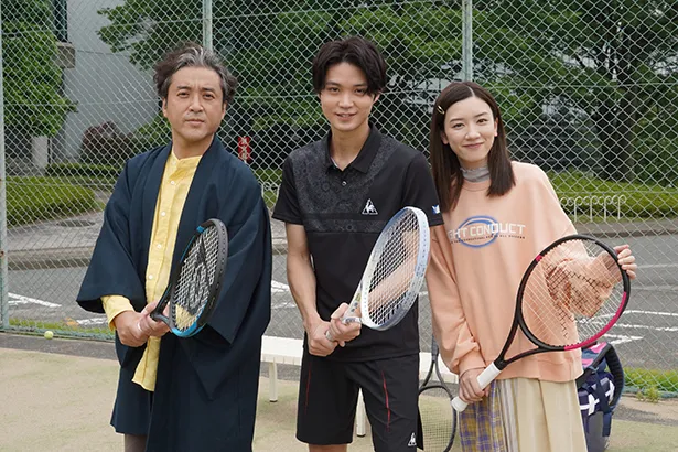 【写真を見る】テニスラケットを持つキュートな永野芽郁＆“先輩”磯村勇斗