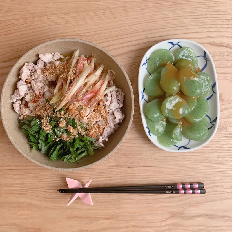 【写真を見る】大友花恋が最近ハマっている豆腐素麺に大葉とみょうが、すり下ろし生姜をのせたアレンジ料理を披露