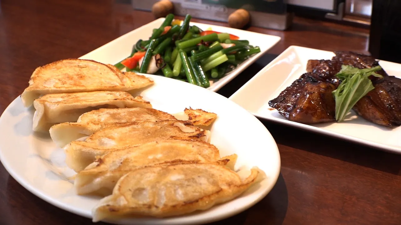 【写真を見る】皮から丁寧に作り上げられた「餃子のハルピン」のギョーザ